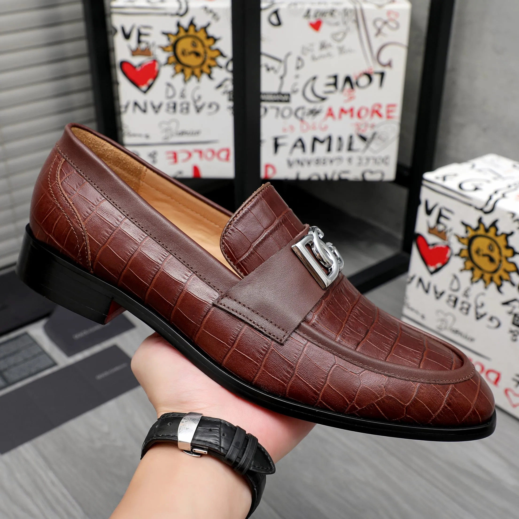 Men's shoes 💰500 Product trademark: DG (Dolce & Gabbana) business casual leather shoes Regular size: 38-45 (45 is custom-made and non-returnable) Product materials: Selected high-quality stone grain cowhide upper, cowhide lining, original outsole